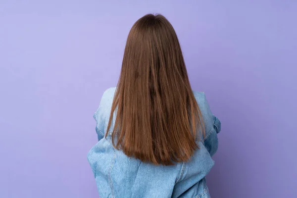 Adolescente Caucásico Chica Aislado Púrpura Fondo Espalda Posición —  Fotos de Stock