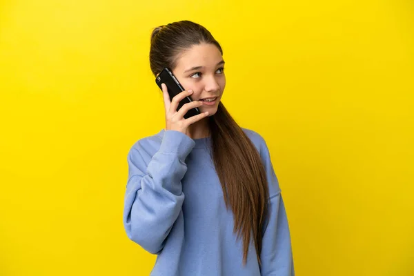 Ragazzina Sfondo Giallo Isolato Mantenendo Una Conversazione Con Telefono Cellulare — Foto Stock