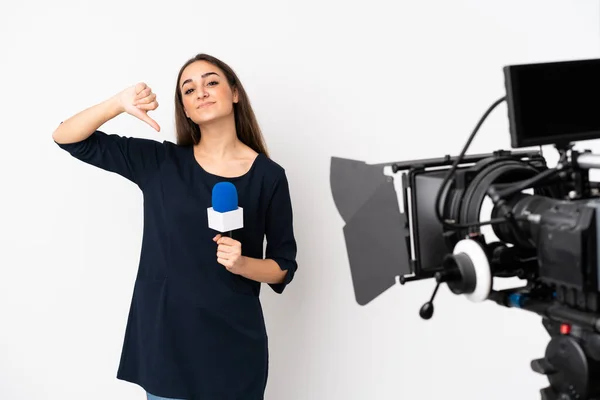 Reporter Donna Possesso Microfono Segnalazione Notizie Isolate Sfondo Bianco Mostrando — Foto Stock