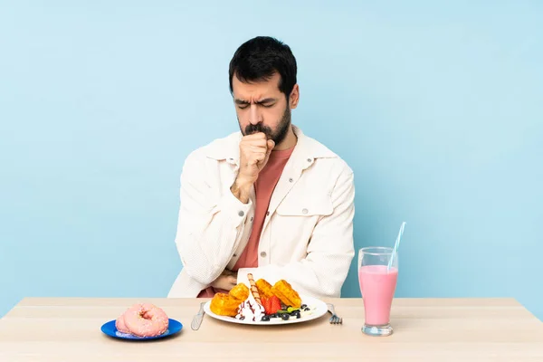 Man Aan Tafel Met Ontbijt Wafels Een Milkshake Heeft Last — Stockfoto