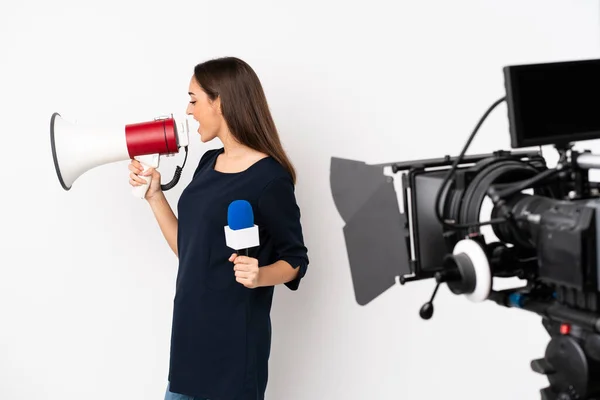 Reporter Donna Possesso Microfono Segnalazione Notizie Isolate Sfondo Bianco Urlando — Foto Stock