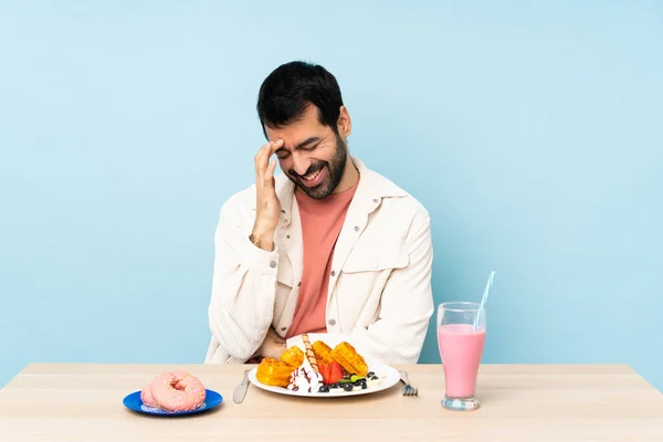 Man Vid Ett Bord Med Frukost Våfflor Och Milkshake Skrattar — Stockfoto