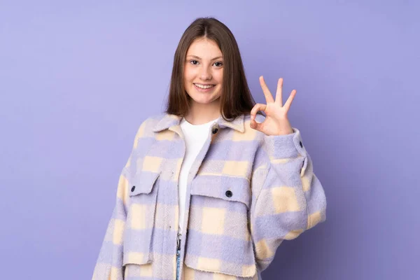 Έφηβος Καυκάσιος Κορίτσι Απομονώνονται Μωβ Φόντο Δείχνει Σημάδι Δάχτυλα — Φωτογραφία Αρχείου