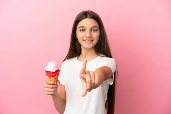 Liten Flicka Med Cornet Glass Över Isolerad Rosa Bakgrund Visar — Stockfoto