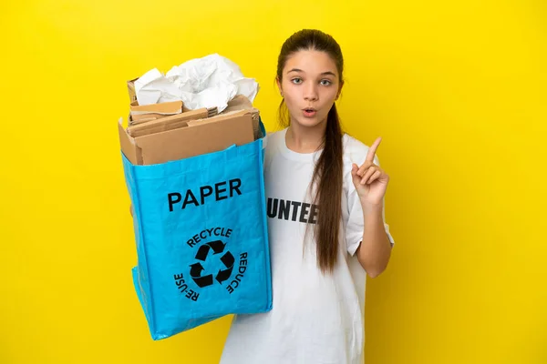 Mała Dziewczynka Trzymająca Worek Papierem Recyklingu Odizolowanym Żółtym Tle Zamiarem — Zdjęcie stockowe