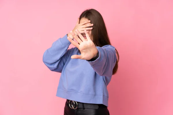 Teenager Kavkazské Dívka Izolované Růžovém Pozadí Dělat Stop Gesto Zakrývání — Stock fotografie