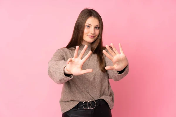 Tini Kaukázusi Lány Elszigetelt Rózsaszín Háttér Számolás Kilenc Ujjal — Stock Fotó