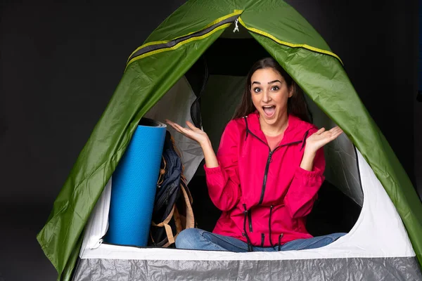 Giovane Donna Caucasica All Interno Una Tenda Verde Campeggio Con — Foto Stock