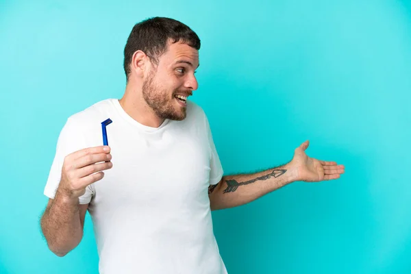 Hombre Brasileño Afeitándose Barba Aislado Sobre Fondo Azul Con Expresión —  Fotos de Stock