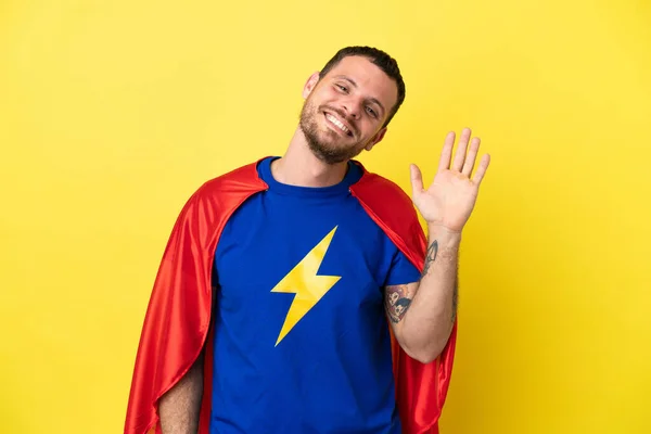 Super Hrdina Brazilský Muž Izolované Žlutém Pozadí Salutování Rukou Veselým — Stock fotografie