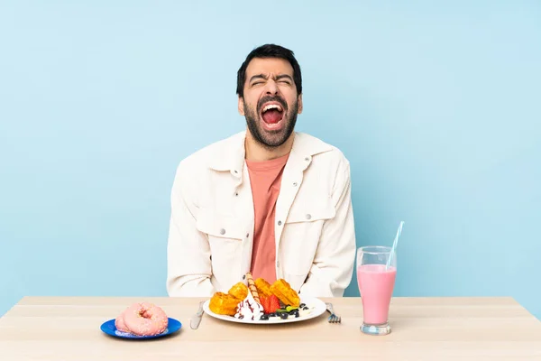 Man Aan Tafel Met Ontbijt Wafels Een Milkshake Schreeuwend Naar — Stockfoto