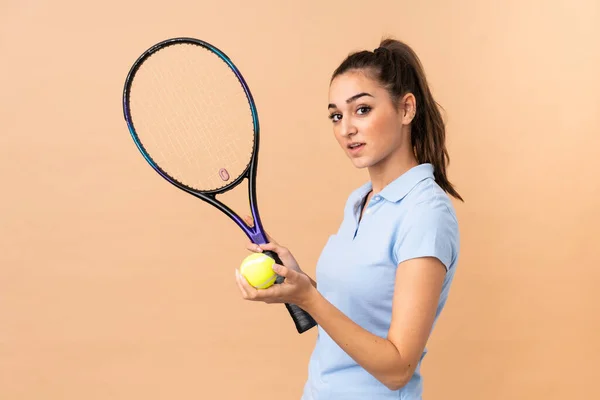 Ung Kvinna Tennisspelare Över Isolerad Vägg — Stockfoto