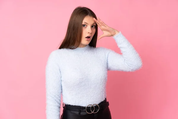 Adolescente Caucasiana Menina Isolada Fundo Rosa Percebeu Algo Pretendendo Solução — Fotografia de Stock