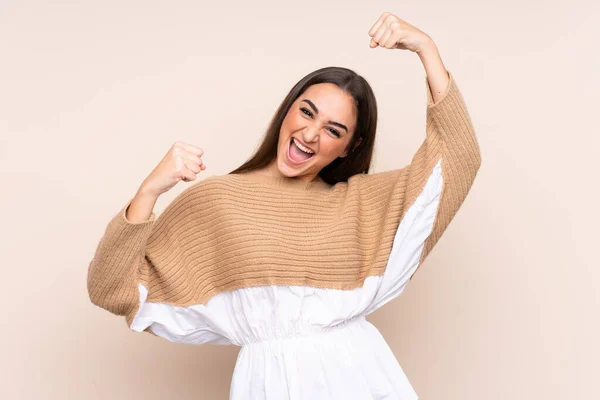 Joven Mujer Caucásica Aislada Sobre Fondo Beige Celebrando Una Victoria —  Fotos de Stock