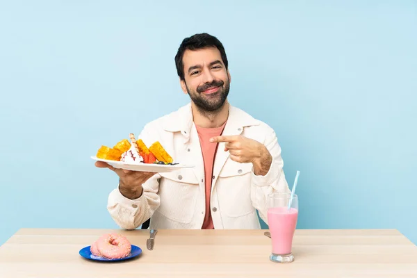 Man Vid Ett Bord Med Frukostvåfflor Och Milkshake — Stockfoto
