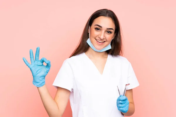 Γυναίκα Οδοντίατρος Κρατώντας Εργαλεία Που Απομονώνονται Ροζ Φόντο Δείχνει Μια — Φωτογραφία Αρχείου