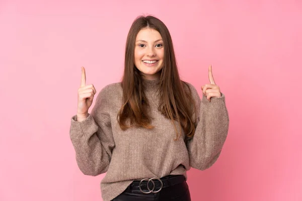 Adolescente Caucasiano Menina Isolado Fundo Rosa Apontando Para Uma Grande — Fotografia de Stock