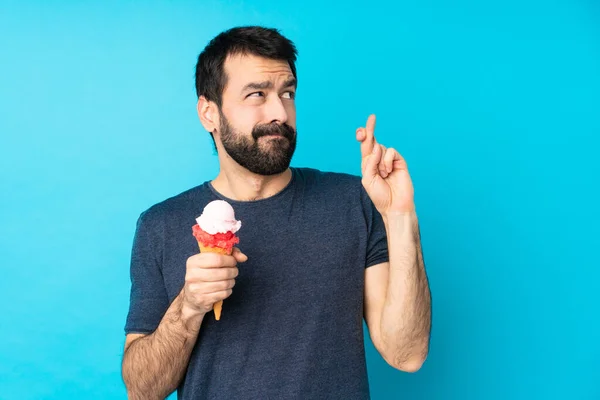 Jongeman Met Een Cornet Ijs Geïsoleerde Blauwe Achtergrond Met Vingers — Stockfoto