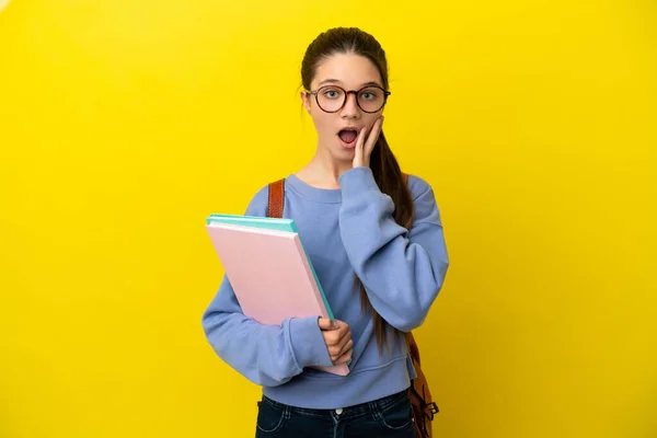 Estudante Criança Mulher Sobre Isolado Fundo Amarelo Com Surpresa Chocado — Fotografia de Stock