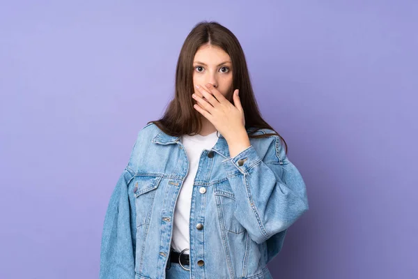 Adolescente Caucasiano Menina Isolado Fundo Roxo Surpreso Chocado Olhar Para — Fotografia de Stock