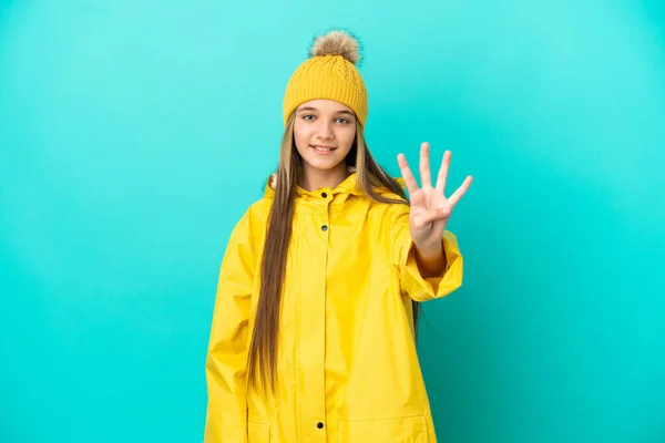 Bambina Che Indossa Impermeabile Isolato Sfondo Blu Felice Contando Quattro — Foto Stock