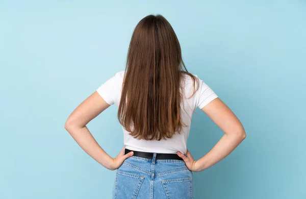 Έφηβος Καυκάσιος Κορίτσι Απομονώνονται Μπλε Φόντο Στην Πίσω Θέση — Φωτογραφία Αρχείου