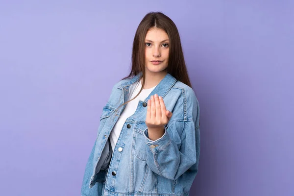 Adolescente Caucasiana Menina Isolada Fundo Roxo Convidando Para Vir Com — Fotografia de Stock