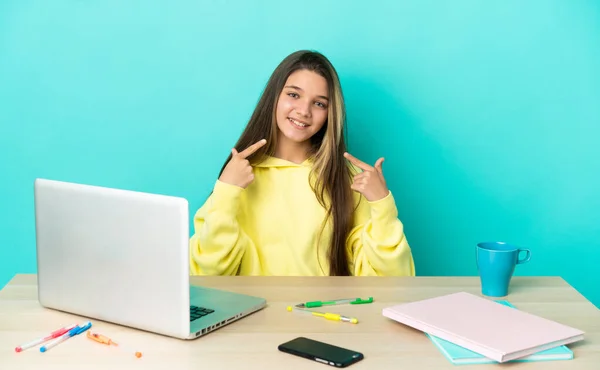 Menina Uma Mesa Com Laptop Sobre Fundo Azul Isolado Dando — Fotografia de Stock