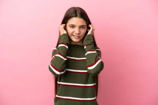 Kleines Mädchen Vor Isoliertem Rosa Hintergrund Frustriert Und Mit Verdeckten — Stockfoto