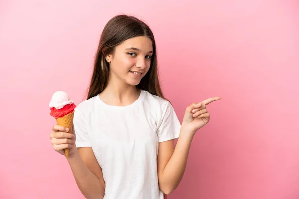 Liten Flicka Med Cornet Glass Över Isolerad Rosa Bakgrund Pekar — Stockfoto