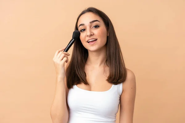 Mujer Joven Caucásica Aislada Sobre Fondo Beige Sosteniendo Cepillo Maquillaje — Foto de Stock
