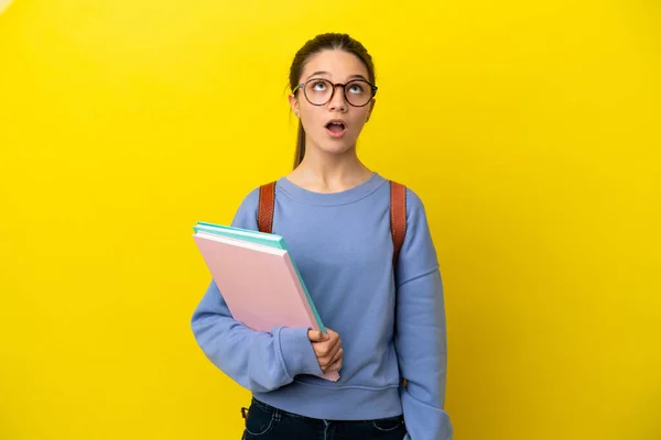 Estudante Criança Mulher Sobre Isolado Fundo Amarelo Olhando Para Cima — Fotografia de Stock