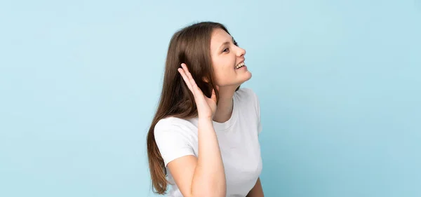 Έφηβος Καυκάσιος Κορίτσι Απομονώνονται Μπλε Φόντο Ακούγοντας Κάτι Βάζοντας Χέρι — Φωτογραφία Αρχείου