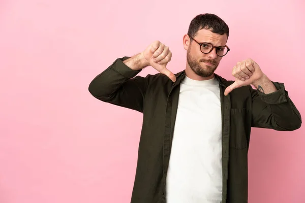 Young Brazilian Man Isolated Pink Background Showing Thumb Two Hands — Stock Photo, Image