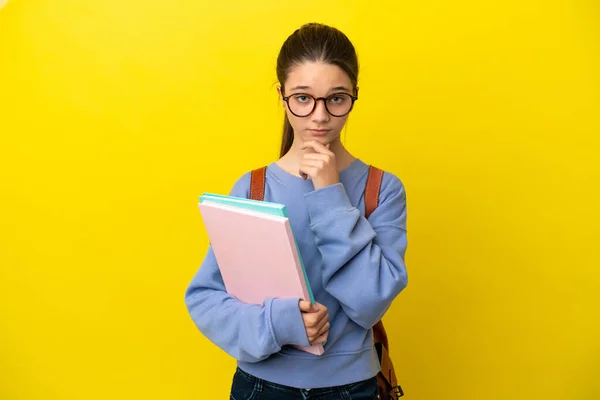 Student Dziecko Kobieta Odizolowane Żółte Tło Myślenia — Zdjęcie stockowe