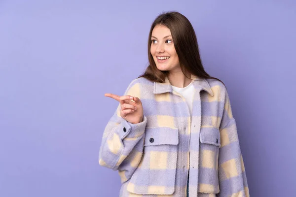 Adolescente Caucasiano Menina Isolado Fundo Roxo Com Intenção Realizar Solução — Fotografia de Stock