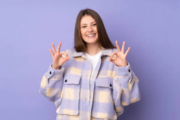 Tiener Kaukasisch Meisje Geïsoleerd Paarse Achtergrond Tonen Teken Met Twee — Stockfoto