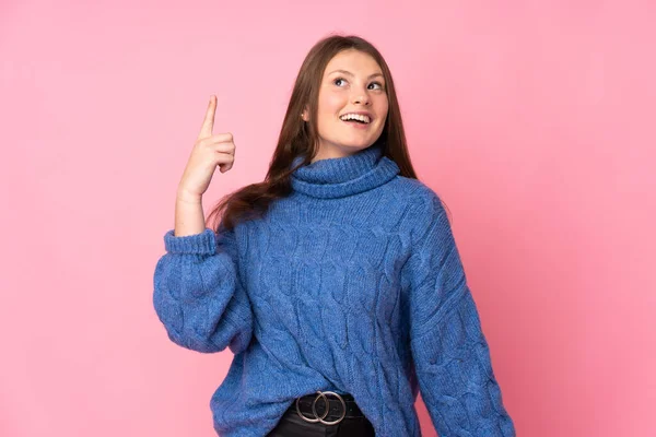 Adolescente Caucasiano Menina Isolado Fundo Rosa Apontando Para Cima Surpreendido — Fotografia de Stock