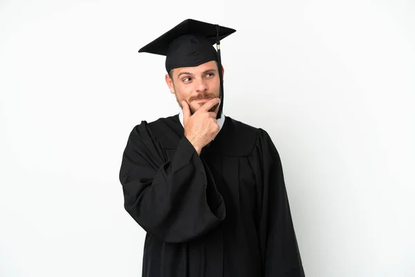 若い大学ブラジルの卒業生は笑顔で上を見上げながら白い背景に隔離された — ストック写真