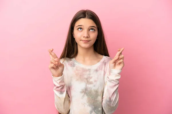 Klein Meisje Geïsoleerde Roze Achtergrond Met Vingers Kruisen Wensen Beste — Stockfoto
