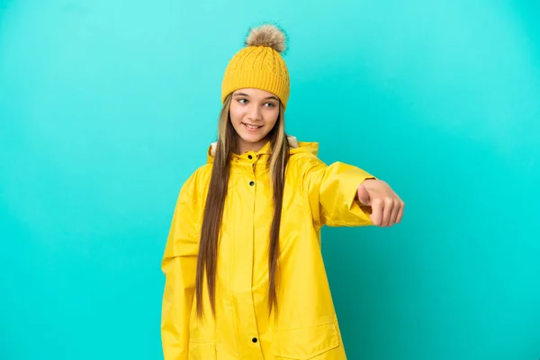 Niña Usando Abrigo Impermeable Sobre Fondo Azul Aislado Dando Gesto —  Fotos de Stock