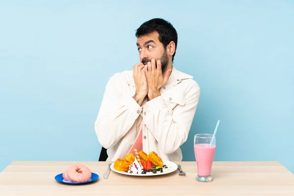 Man Vid Ett Bord Med Frukost Våfflor Och Milkshake Nervös — Stockfoto