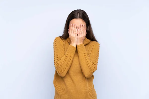 Junge Kaukasische Frau Isoliert Auf Blauem Hintergrund Mit Müdem Und — Stockfoto