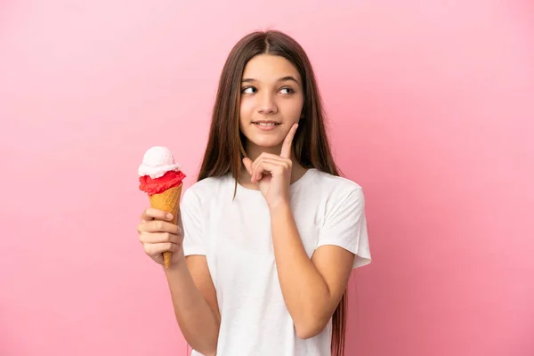 Liten Flicka Med Cornet Glass Över Isolerad Rosa Bakgrund Tänker — Stockfoto