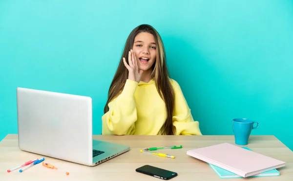 Menina Uma Mesa Com Laptop Sobre Fundo Azul Isolado Gritando — Fotografia de Stock