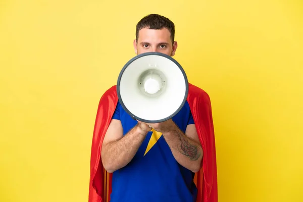 Super Hero Brazylijczyk Odizolowany Żółtym Tle Krzyczy Przez Megafon — Zdjęcie stockowe