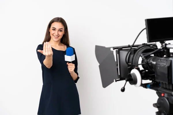 Mulher Repórter Segurando Microfone Relatando Notícias Isoladas Fundo Branco Convidando — Fotografia de Stock