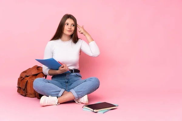 Adolescente Caucásico Estudiante Chica Sentado Suelo Aislado Rosa Fondo Con — Foto de Stock