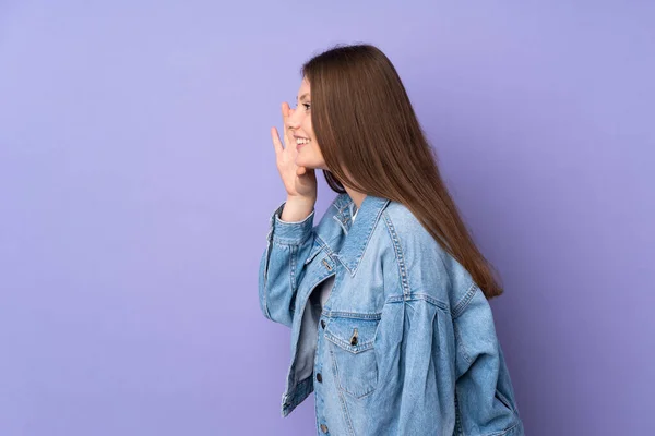 Έφηβος Καυκάσιος Κορίτσι Απομονωμένο Μωβ Φόντο Φωνάζοντας Στόμα Ορθάνοιχτο Στο — Φωτογραφία Αρχείου