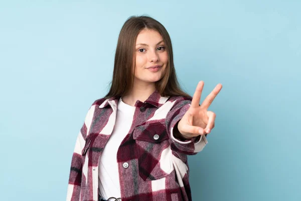 Adolescente Caucasiana Menina Isolada Fundo Azul Sorrindo Mostrando Sinal Vitória — Fotografia de Stock